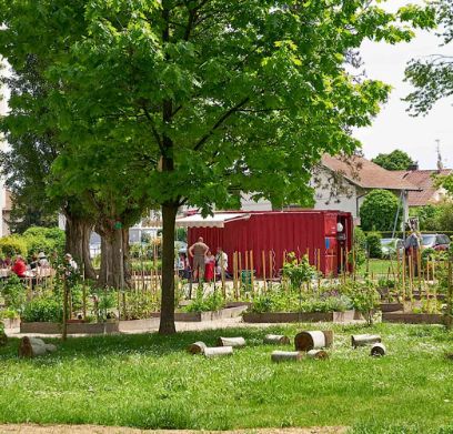 Gartenlandschaft mit Rotem Container, Beeten, Bäumen und Grasfreiflächen