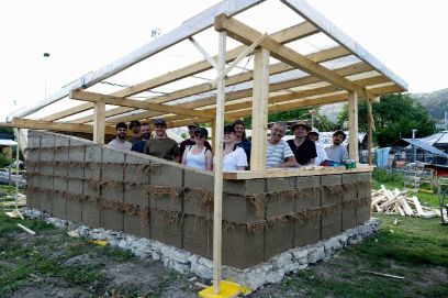 Bois, argile et fibres naturelles: durant la Special Week interdisciplinaire, les étudiant-e-s de la BFH ont construit un pavillon en argile moulée et fibres de coco avec Oxara AG.