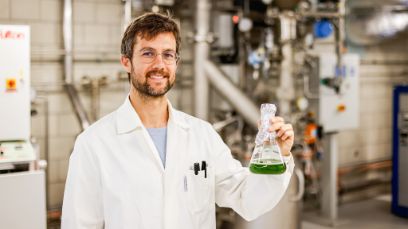 … und sein wissenschaftlicher Mitarbeiter Derek Troiano im Biomasse-Labor in Zollikofen. (Bilder: Reto Baula)