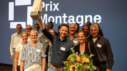 René Schönbächler et son équipe reçoivent le Prix Montagne en septembre 2025 (photo : Max Hugelshofer, Aide suisse à la montagne) 
