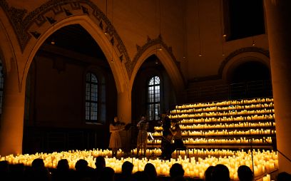 Blick auf eine Bühne, Konzert in Kerzenlicht