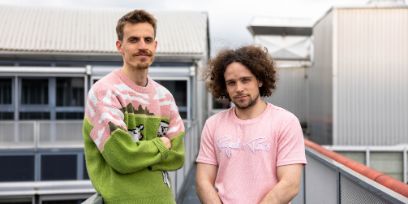 Portrait von Maximilian Götte und Nicolas Lech. Die beiden Männer stehen auf der Brücke des HKB-Standorts am Zikadenweg in Bern und schauen in die Kamera.