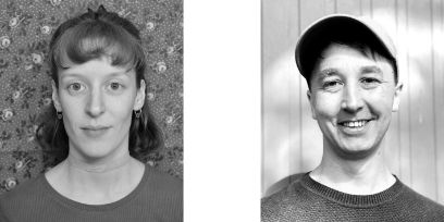 Links: Porträtfoto einer jungen Frau mit nackenlangen Haaren, aufgenommen vor einer geblümten Tapete. Rechts: Porträtfoto eines jungen Mann mit Baseballmütze, aufgenommen vor einer Holzwand.