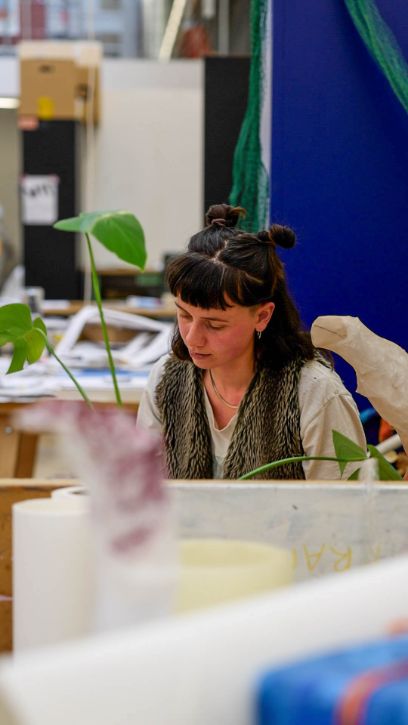 Aufnahme im Atelier: In der Ferne sitzt die Studentin.