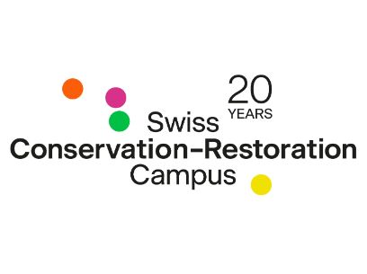 Logo: Die Wörter "Swiss Conservation-Restoration Campus" und "20Years" in schwarzen Buchstaben über drei Zeilen gemittet, vor weissem Hintergrund. Drei Punkte  (orange, pink, grün) vor der ersten Zeile und ein gelber Punkt hinter der letzten Zeile