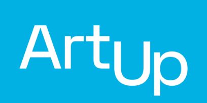 Art Up Logo, weisser Schriftzug auf blauem Hintergrund