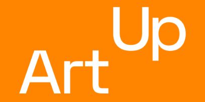 Art Up Logo, weisser Schriftzug auf orangenem Hintergrund