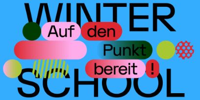 Grafik in Blau mit Punkten und Pillen in verschiedenen Farben. Im Hintergrund steht in Schwarz «Winter School», in farbigen Pillen «Auf den Punkt bereit!»