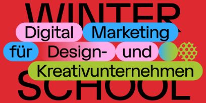 In schwarzer Schrift steht vor dunkelrotem Hintergrund «Winter School». In Pillen mit verschiedenen Rot-, Grün und Blautönen steht in schwarzer Schrift «Digital Marketing für Design- und Kreativunternehmen».