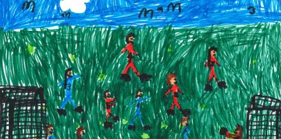 Ein Kind sitzt auf einer Treppe, man sieht seine Beine und kaputte Turnschuhe