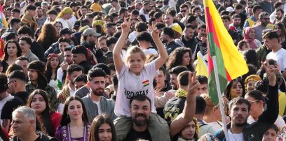 Jung und alt feiern Newroz im März 2025 in Zürich.