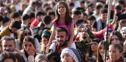 Kurd*innen feiern im März 2025 auf dem Zürcher Hardturmareal den Feiertag Newroz.