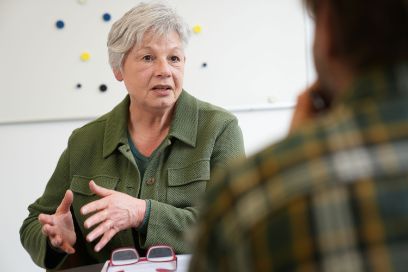 Frau Burri im Gespräch