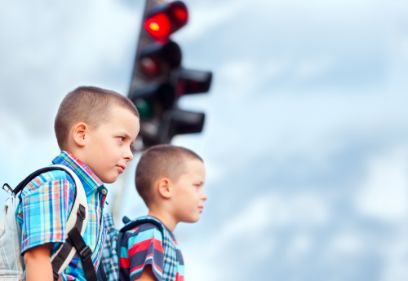 Zwei Jungs im Strassenverkehr