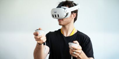 ein Mann trägt eine VR-Brille