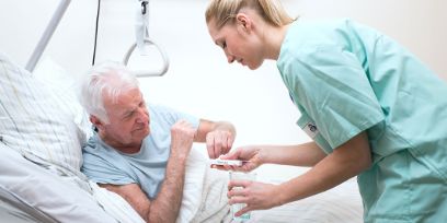 Pflegefachfrau und älterer Patient im Austausch