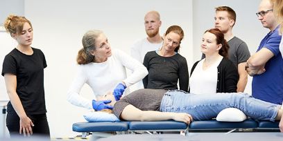 Physiotherapeut*innen und Pflegefachpersonen spielen eine entscheidende Rolle in der Behandlung von Migräne.
