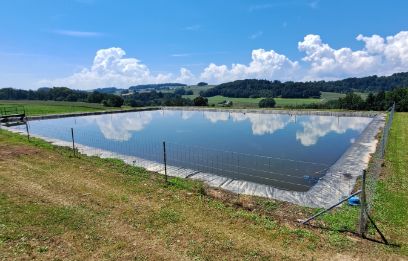 Le bassin de rétention des eaux pluviales de l’agriculteur Didier Banderet à Nuvilly FR est un exemple probant de solution d’avenir pour le stockage de l’eau. Photo: BFH-HAFL