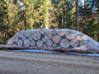 Une pile protégée par des filets cousus ensemble. 