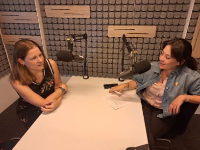 Jennifer De Capitani (links) und Rika Koch im Podcaststudio