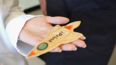 Ein Pancake in Form einer Rakete liegt auf einer weiblich gelesenen Hand