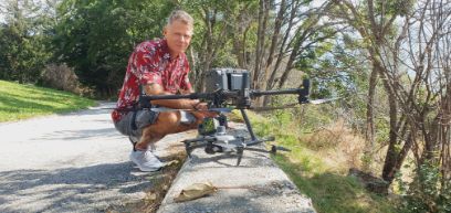 Photo du chercheur Marc Günter avec l'un des drones utilisés pour détecter les attaques de scolytes.