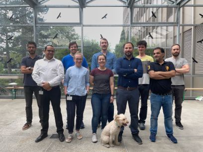 Die Mitarbeitenden des Start-ups Swiss Cluster posieren für ein Gruppenfoto.