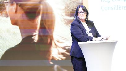 Bildungsdirektorin Christine Häsler auf der Bühne