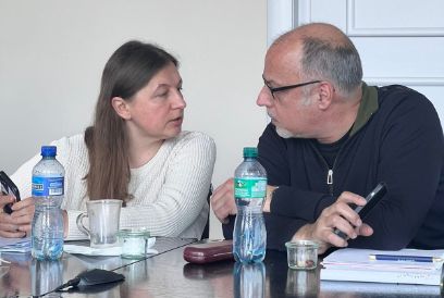 Peter Voegeli im Gespräch mit einer Mitstudentin des CAS Ukraine (zVg)