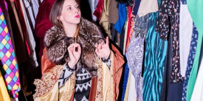 Junge Frau mit roten Lippen bei der Anprobe.