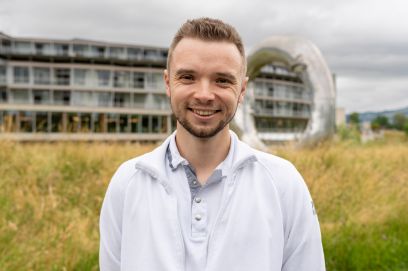 Marvin Kälin vor dem Schweizer Paraplegiker-Zentrum.