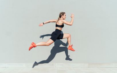 Fokus Frau in der Sportphysiotherapie Symbolbild