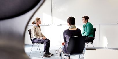 Eine Case Managerin oder ein Case Manager steuert während einer definierten Zeitspanne den Unterstützungsprozess und stellt sicher, dass die richtigen Leistungen zum richtigen Zeitpunkt von den richtigen Akteuren erbracht werden.