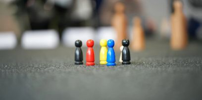 Sechs Spielfiguren stehen auf dem Boden.