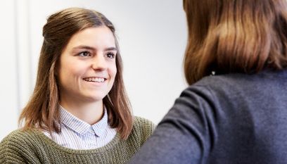 Kursteilnehmende im Dialog