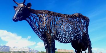 Kunstvolles Schmiedehandwerk in Form einer Kuh