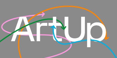 Art Up Logo, weisser Schriftzug auf grauem Hintergrund, durchzogen von rosa, grüner, oranger und blauer Linie