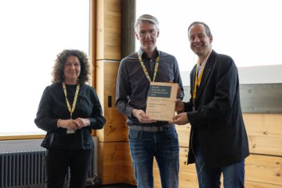 Ursula Keller et Markus Rutz reçoivent le prix AWARD BILDUNG HOLZ 2026 des mains de Gregor Haab.