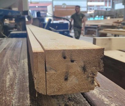 Le bois usagé comme ressource: la BFH est associée à d’autres partenaires au sein du projet Innosuisse «Think Earth» afin d’étudier les modalités de réutilisation du bois usagé. Photo: Marco Arnold.