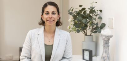 Portraitbild von Linda Aegerter-Hert, Hebamme BSc und Absolventin des CAS Stil- und Laktationsberatung
