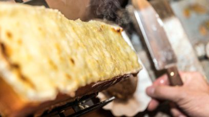 Du fromage fondu raclé depuis la meule : la raclette plait à tout le monde. 