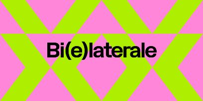 rosa Dreiecke, mal nach links, mal nach rechts zeigend und Leuchtgelb / Leuchtgrün Streifen, die umrahmen. In der Mitte steht "Bi[e]laterale"
