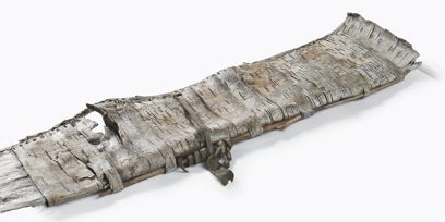 Fotografie: Vor weissem Hintergund das aus Birkenrinde bestehende Bogenfutteral