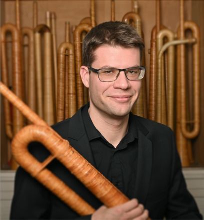 Porträt von Yannick Wey mit Blasinstrument in der Hand