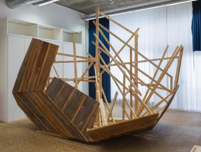 Das Holzkunstwerk «Halber Findling (Martin) steht im Atelier des Fachbereichs Konservierung und Restaurierung an der Hochschule der Künste Bern.