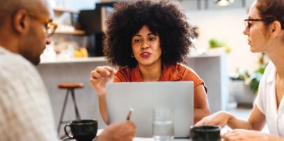 Les hackathons permettent aux réfugié-e-s de collaborer directement avec leurs collègues de travail ou leurs futur-e-s employeurs potentiels.