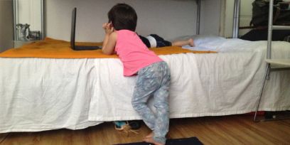 Kind vor Bett in Asylunterkunft