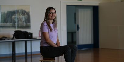 Sophie Rudin in einem Schulzimmer
