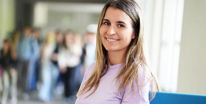 Sophie Rudin steht im Gang in ihrer Schule in Grenchen.