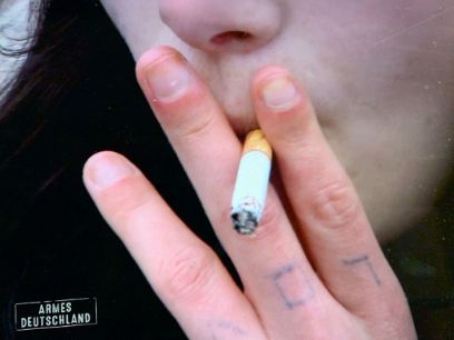 Auf den Fingern tätowierte Person fraucht